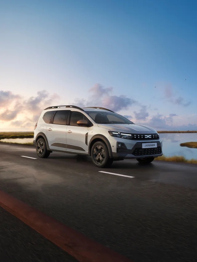 Dacia Jogger en carretera junto al agua