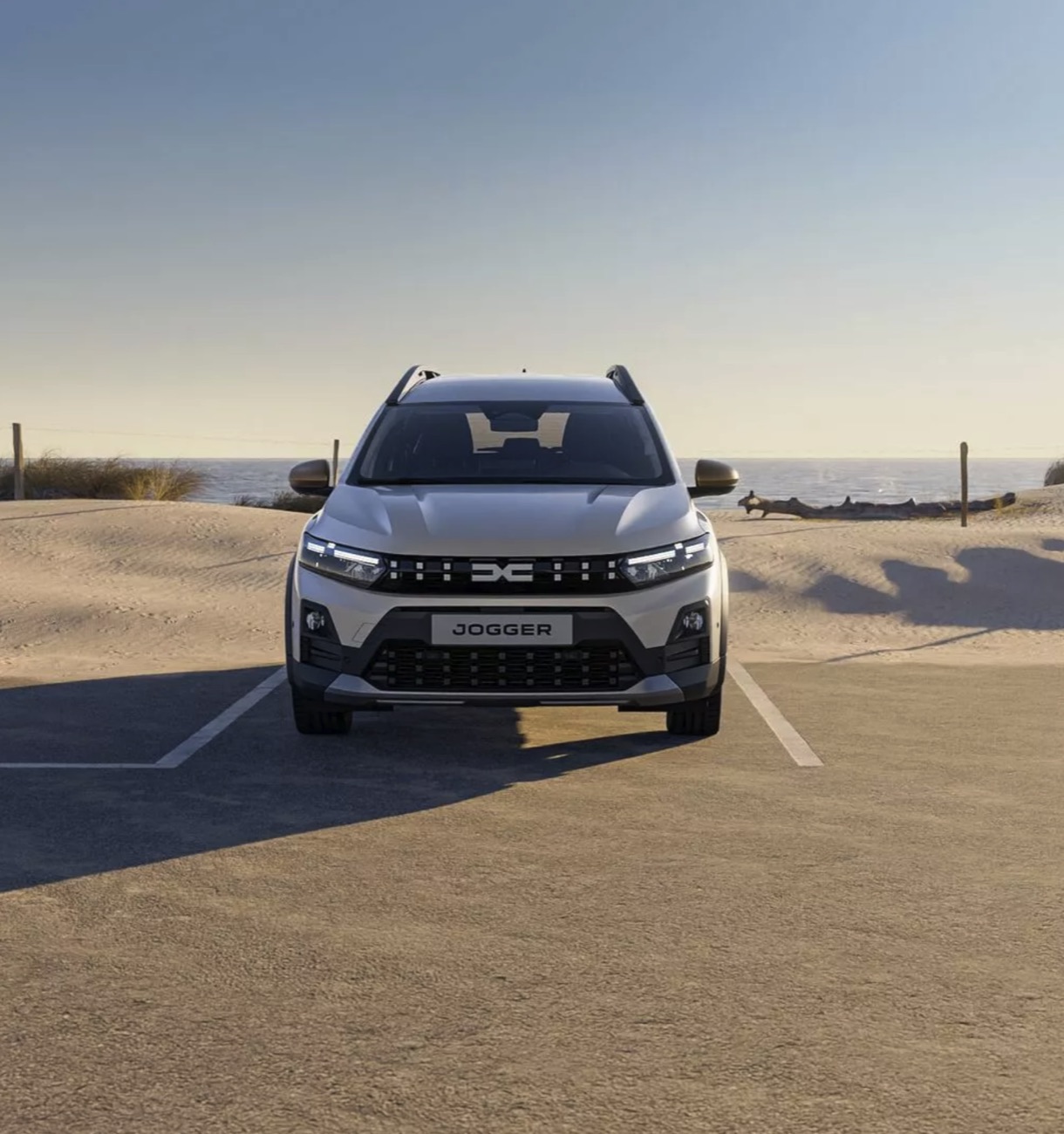 Frontal del Dacia Jogger con los faros encendidos