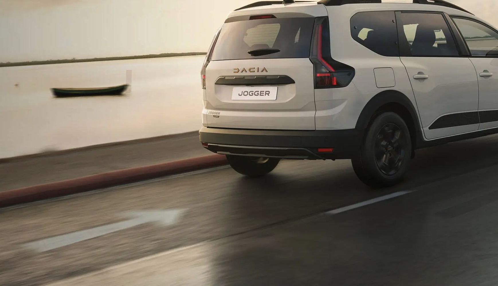 Dacia Jogger en marcha por una carretera de costa